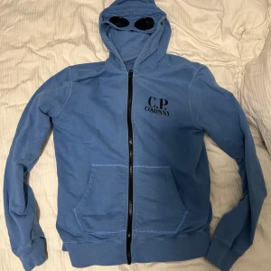 CP company zip hoodie  - Hej, säljer nu min CP company zip hoodie då den inte passar längre. Skick: 8,5 av 10, storlek är 14 (hade den när jag va ungefär 182-184 och vägde 60-70 kg). En skön å snygg tröja!  Hör av dig vid mer frågor☺️