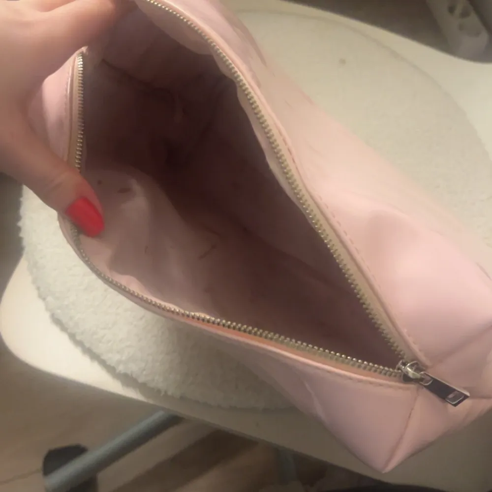 Säljer en söt rosa necessär från CAIA med dragkedja. Perfekt för att förvara smink eller andra småsaker. Enkel och stilren design med CAIA-logga på framsidan. Ingår även 3 läppenor varav en ifrån Caia. Observera att det finns fläckar inuti.. Laukut & Käsilaukut.