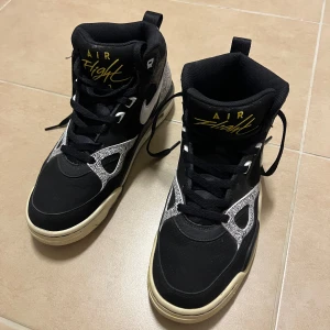 Nike Jordan skor  - Nike Jordan skor som inte är använda så mycket och skorna är i bra skick, storlek 42,5 men jag har inte kvar kartongen 