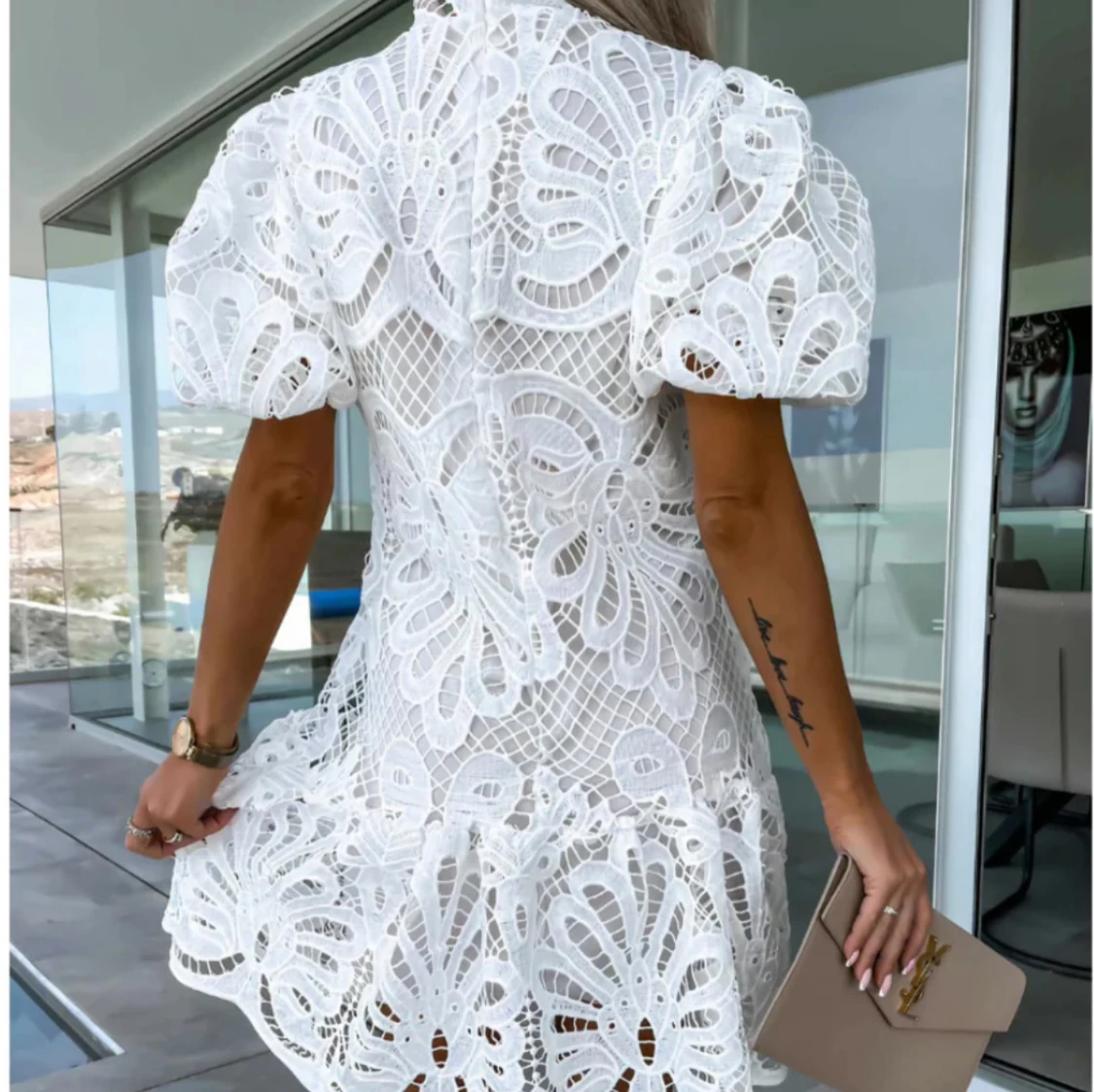 Vit spetsklänning med puffärmar - 93