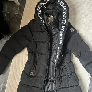 Svart vinterjacka nyskick storlek S  - Jätte fin svart jacka! Längre går under rumpan.  Storlek S. Använd ca 2 gånger så i nyskick! Med ”dubbel jacka” inuti. Jätte fin och varm. 