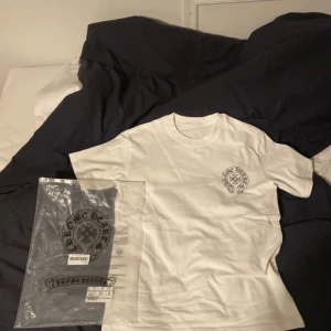 Vit t-shirt från Chrome Hearts - Säljer en as fet o comfy Chrome Hearts tisha. Helt ny! Prislapp o påse kommer såklart med. Riktigt fet t sommaren. Är då 182 och den sitter perfa på mig. Inte för kort och inte för lång! Skriv t mig om ni vill se fler detaljer såsom lappar, prislappr mm.