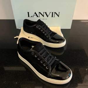 Feta lanvin-skor i svart! Det är EU 40-41, UK 5. Dom är i ett grymt skick med nästan inga tecken på användning. 2399 (Nypris 4500kr) Hör av dig vid frågor eller funderingar 