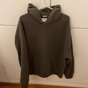 Olivgrön hoodie från Abercrombie & Fitch - Säljer en olivgrön hoodie från Abercrombie & Fitch i mjuk fleece. Den har en rymlig passform med en stor ficka framtill och en bekväm huva. Perfekt för en avslappnad stil.     Pris kan diskuteras