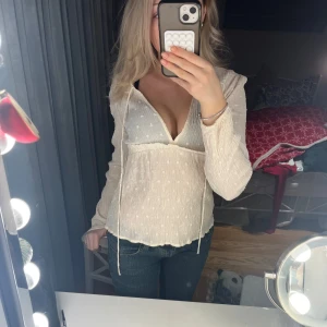 En fin creme vit tröja ifrån Zara - En super fin tröja ifrån Zara med snören som man antingen har knutits eller öppet🩷🎀