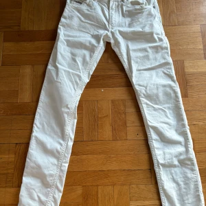 Vita jeans från Diesel - Säljer ett par vita jeans från Diesel i bra skick. De har en klassisk femficksdesign och är tillverkade i bomull. Perfekta för både vardag och fest! Passformen är normal och de har en snygg, ren look.