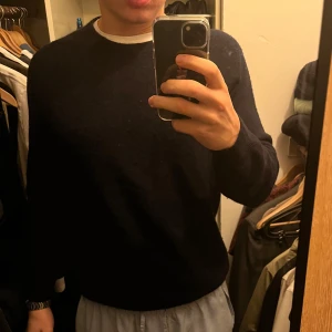 Cashmere crewneck Soft Goat - Säljer en stilren och bekväm mörkblå tröja från Soft Goat i cashmere. Den är storlek M och passar M och använd ett fåtal gånger så skicket är bra. På deras hemsidan är det ”Mens classic crewneck” nypris 2895, skriv dem för frågor