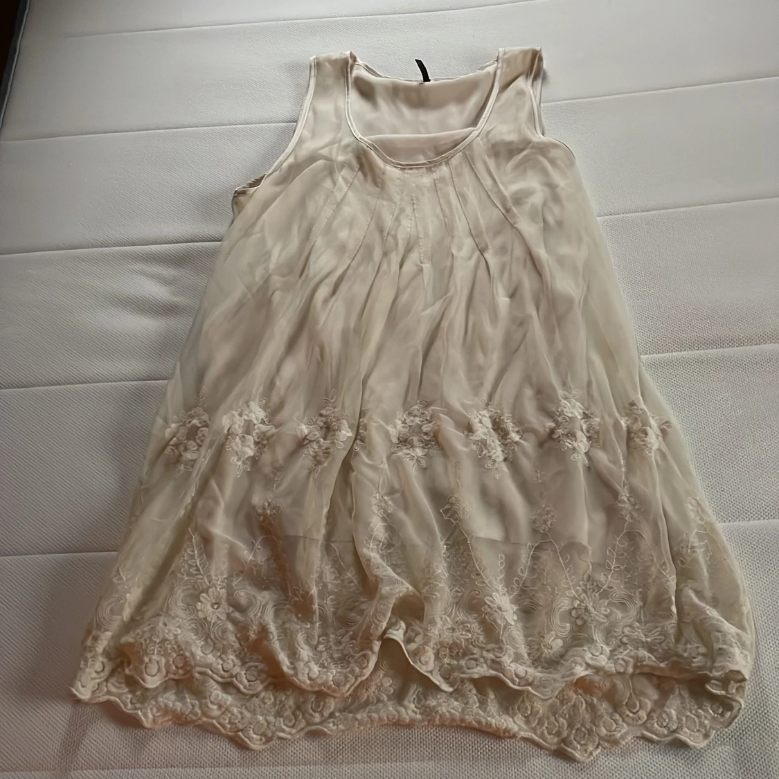 Beige ärmlös klänning från Soyaconcept