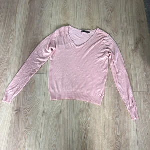 Rosa tröja  - Den är lite stor och nedstan helt oanvänd 