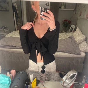 Topp - Jättefin topp från GinaTricot. Toppen är oanvänd och endast testad. Säljer då jag har en likadan och därav blir denna aldrig använd. Köptes för 299kr säljer för 150kr 