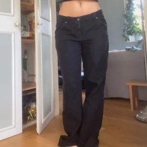 Calvin Klein jeans - vintage Calvin Klein jeans med coola bakfickor. Står ingen storlek men skulle tippa på M. Långa på mig som är 163.