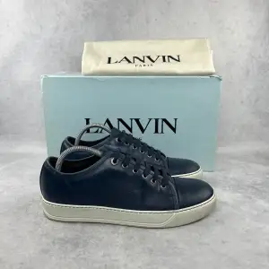 Lanvin Captoe sneaker   –  Skick: 8/10, se bilder  –  Storlek: 40/UK6  –  Tillbehör: Enbart skorna  –  Nypris: 5200 kr  Denna modell är stor i storlek och vi rekommenderar att gå ner en storlek