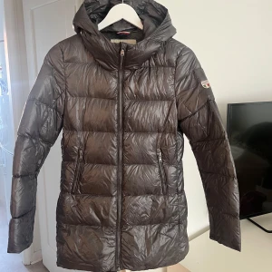 Dolomite vinterjacka - Väldigt fin grå/silvrig jacka. Medellång passform. Har fläckar på sig som blivit av regn. Går säkert att tvätta bort. Väldigt varm. 
