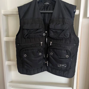 Axel Arigato väst - Slutsåld väst i my let bra skick. Västen är onesize men skulle säga storlek M