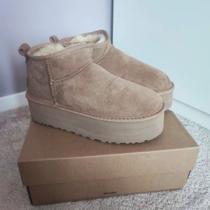 Ugg ultra mini platform  - I färgen Chestnut. Super fina, helt nya och i sin orginalkartong. Endast testade inomhus. Varma och gosiga till hösten och vintern.  Strl 38 passar även 39🍁 Nypris: 2200kr
