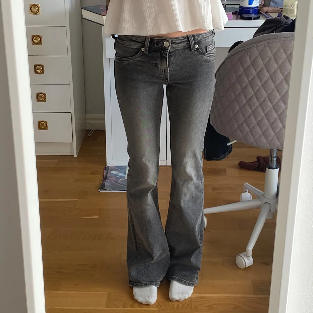 Säljer dessa lågmidjade gråa jeans! De är köpta på hm men är slutsålda och har varit det länge. Aldrig använda, bara provade på, nyskick alltså.  Modellen är flare/bootcut. Passar någon som är runt 164-172 cm. . Jeans & Byxor.