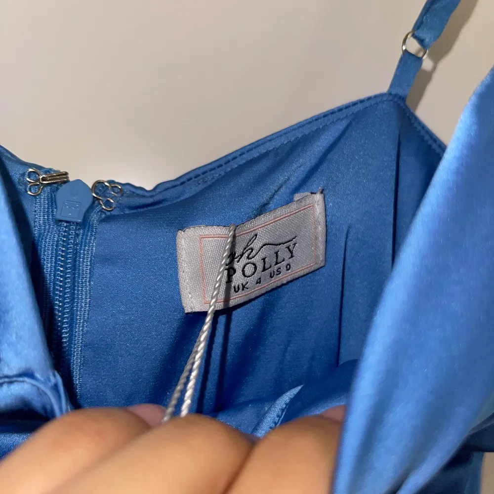 Väldigt bra skick, använd en gång för en födelsedag. Köpt för 600kr. Storlek UK 4 motsvarar 36 i svensk storlek. Passar XXS XS S. Mekot.