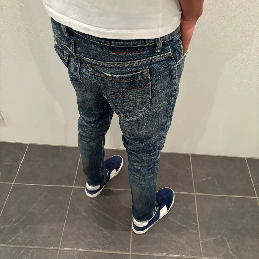 Dondup Jeans George! Trendigaste jeansen på marknaden.  Storlek= 33  Skick= 9,5/10  Ny pris= 4000 kr Säljs för= 1299 kr Modellen är destroyed från fabrik vilket är sjukt populärt . Jeans & Byxor.