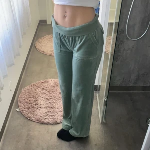 juicy couture byxor - Jag säljer ävemina gröna juicy byxor i storlek S! De är sparsamt använda och i fint skick. Det ända är att det är några små ”brännmärken” längst ner på ena benet, men de syns nästan inte alls! Nypris 1 200 kr, kontakta mig för mer bilder 💕🌟