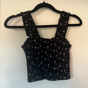 Hollister topp - Jättesöt topp från hollister köpt för länge sen och kommer inte till användning. Strechigt matreal så den passar större storlekar. Skriv vid intresse!