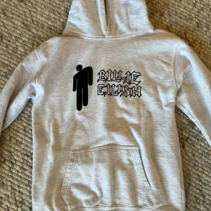 Billie Eilish hoodie - Grå Billie Eilish hoodie som passar perfekt till konserten eller bara till vardags.  Storlek XL men är väldigt liten i storleken så passar ungefär xs/s. Köparen står för frakten💘 