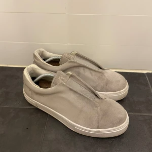 Eytys  - Eytys Beige  NYPRIS: 2000kr Storlek 45  Mycket bra skick! Vid frågor eller funderingar hör av er! 