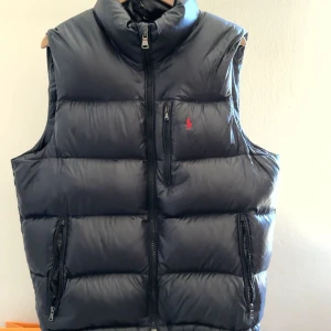 Raffe väst  - Raffe väst storlek m inga skador 