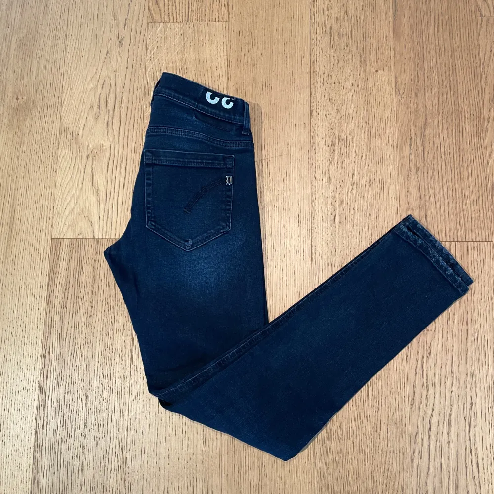 Säljer att par Dondup jeans i väldigt fint skick. Sparsamt använda.  Modell: George Skinny fit strl 32  Nypris ca 3200:-. Jeans & Byxor.