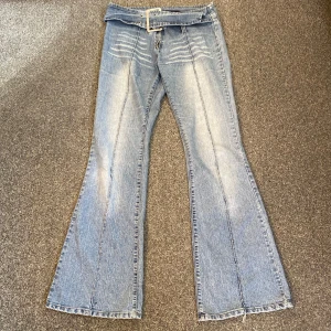 Lågmidjade jeans  - Säljer nu dessa as snygga lågmidjade bootcut jeans då det tyvär inte kommer till någon användning. Det är i mycket fint skick. Innerbenslängd 85 midjemått 42 rakt över. 