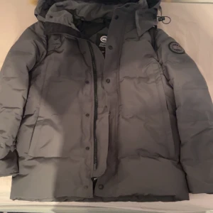 Canada goose - Helt ny oanvänd jacka. Säljer pga att jag inte gillade hur den satt på mig. 