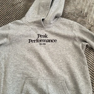 Hoodie från Peak Performance - Hoodie från Peak Performance för barn i storlek 170. 