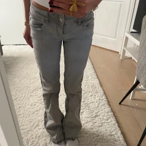 Low waist bootcut jeans  - Snygga jeans från Gina Young🙌🏼 bra skick, (dock har jag sprättat upp dom i längst ner vid benen)💓