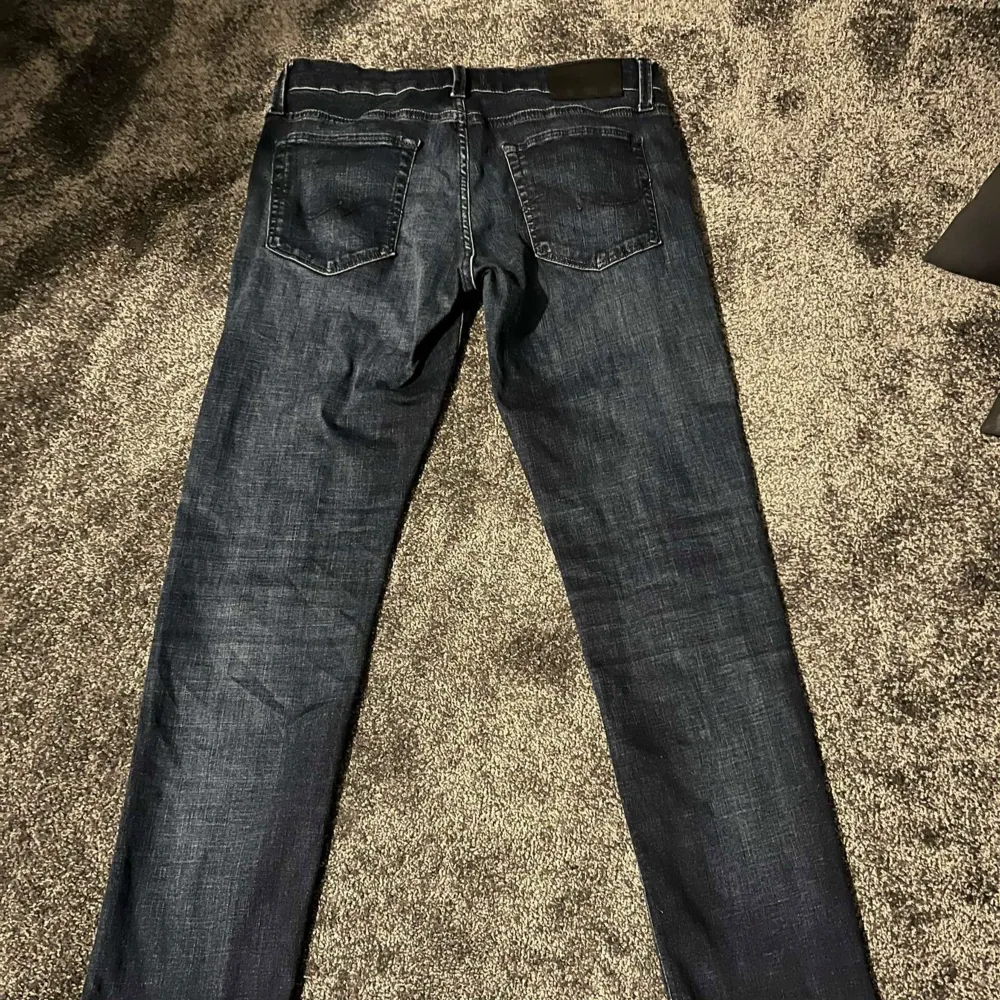 Säljer ett par tvär feta Jack&Jones jeans. Riktigt bra skick och inga skador. Hör av er om ni har frågor 😁31/32  Lägnd på modellen: 188cm. Jeans & Byxor.