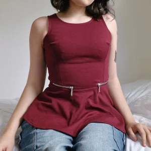 Peplum-topp NLY TREND - Vacker, figurframhävande peplum-topp från Nelly! 🌸 Sparsamt använd, inga defekter. Sann till storlek.