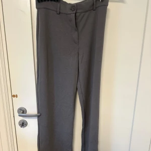 Gråa byxor/kostymbyxor - Gråa byxor som liknar kostymbyxor ifrån nelly i storlek s. Mått finns på nellys hemsida. För korta för mig därför väldigt bra skick och knappt någon användning.🤩