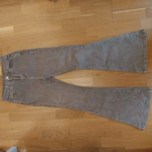 Bruna manchesterbyxor ᰔᩚ - Bruna högmidjade/midrise manchester bell-bottoms! 💐 Väldigt snygga, tyvärr för små för mig. Ser brunare ut i verkligheten! Köpta secondhand med lappen bortklippt 💘