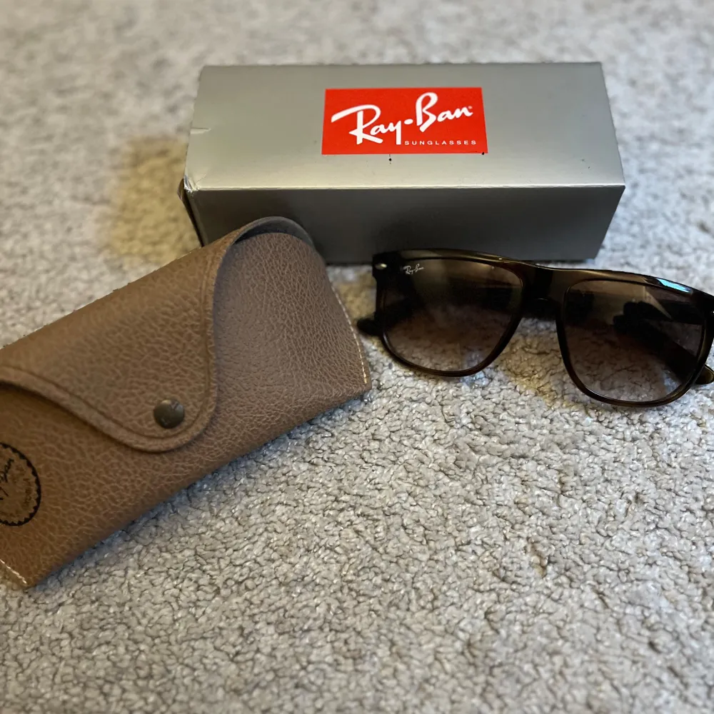 Säljer dessa helt nya rayban boyfriend. Pris 900kr . Övrigt.