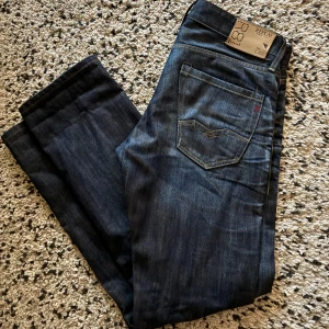 Replay jeans - Unika snygga straight leg jeans av märket Replay. Premiumjeans med andra ord, storlek 30/34. ”Waitom” modellen. Fråga gärna om du har funderingar!