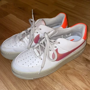 Nike Air Force 1 - Nike Air Force i fina färger 🧁 Använda men i gott skick! Jag har vanligtvis storlek 39 men dom här känns en aning små så dom passar nog 38 🌸