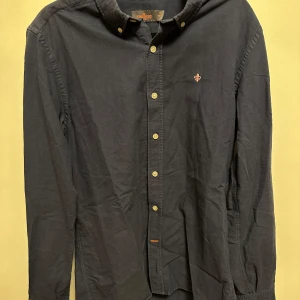 Morris skjorta  - Riktigt fett Morris skjorta i storlek M. Använd 3 gånger och inga defekter alls på den. Tveka inte på att höra av er vid intresse!