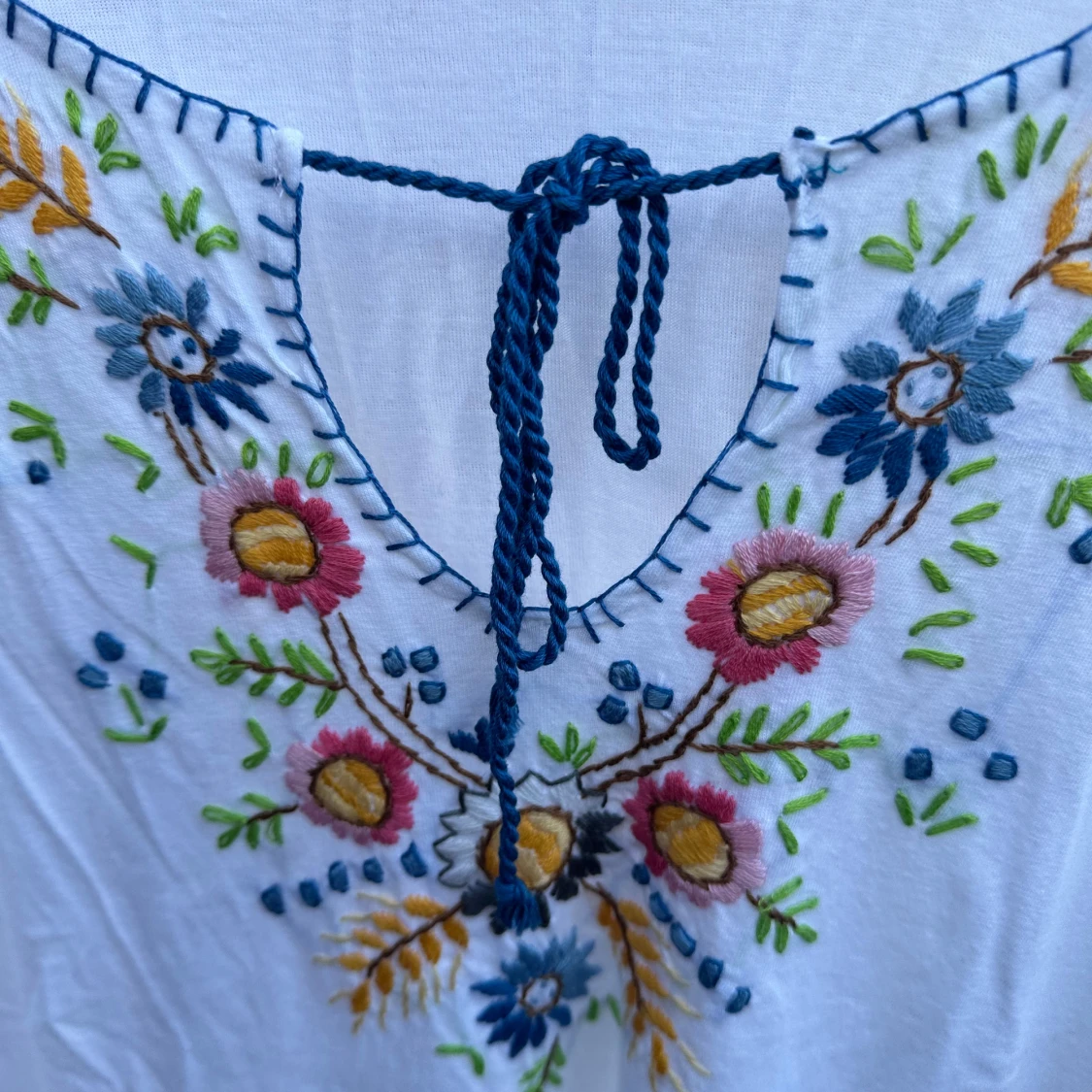 Vit blus med broderade blommor - 92