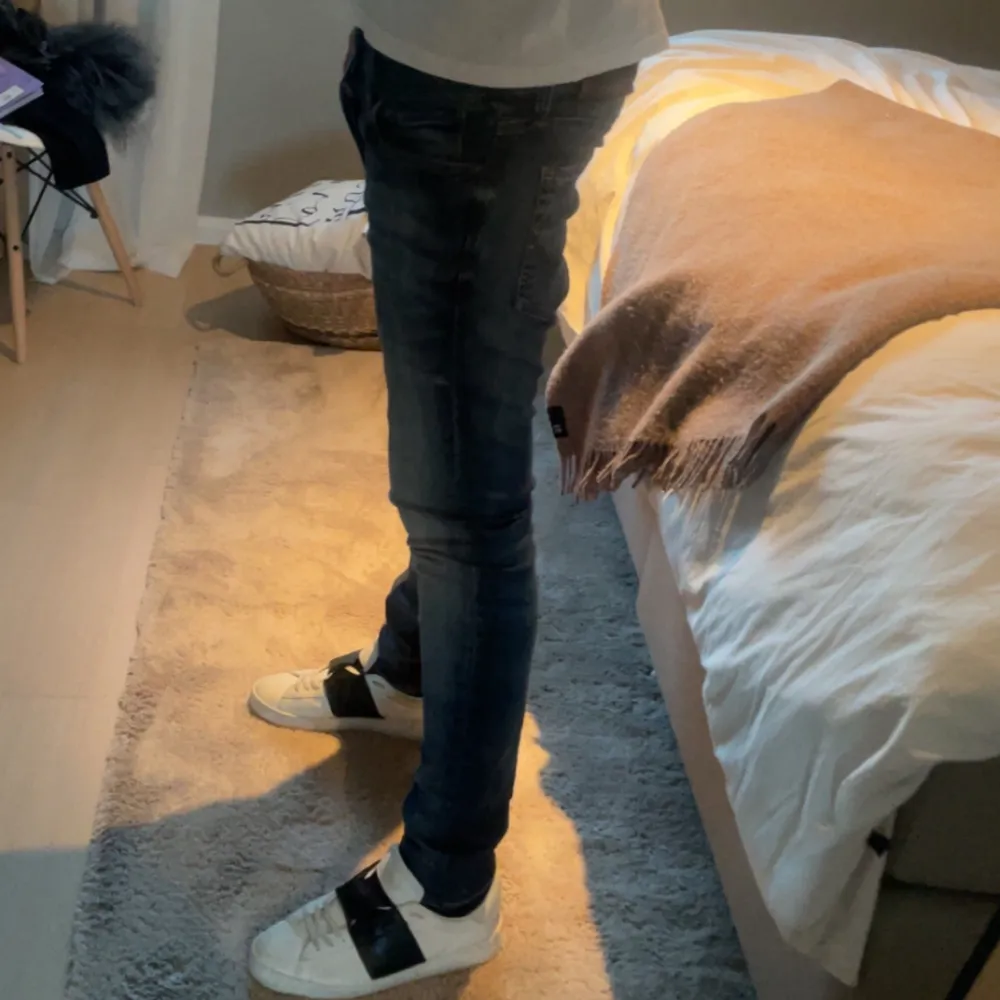 Tjo säljer dessa stilrena Jack and Jones jeans i modellen slim glenn. Var inte rädd att ställa frågor😁. Jeans & Byxor.