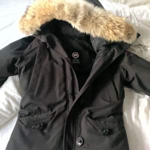 Säljer min canada goose jacka i modellen ”montebello”. Använd en hel vinter men i bra skick. Inga skador eller hål. Avtagbar päls som medkommer.