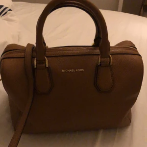 Michael kors väska brun  - Inga skador fin knappt använd