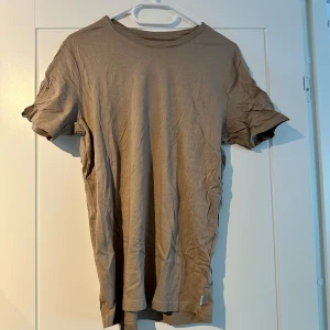 Beige t-shirt - Säljer denna simpla T-shirt då den inte kommer till använding längre. Skicket är väldigt bra. Färgen är beige. Hör av dig vid frågor! Pris kan diskuteras vid snabb affär😊