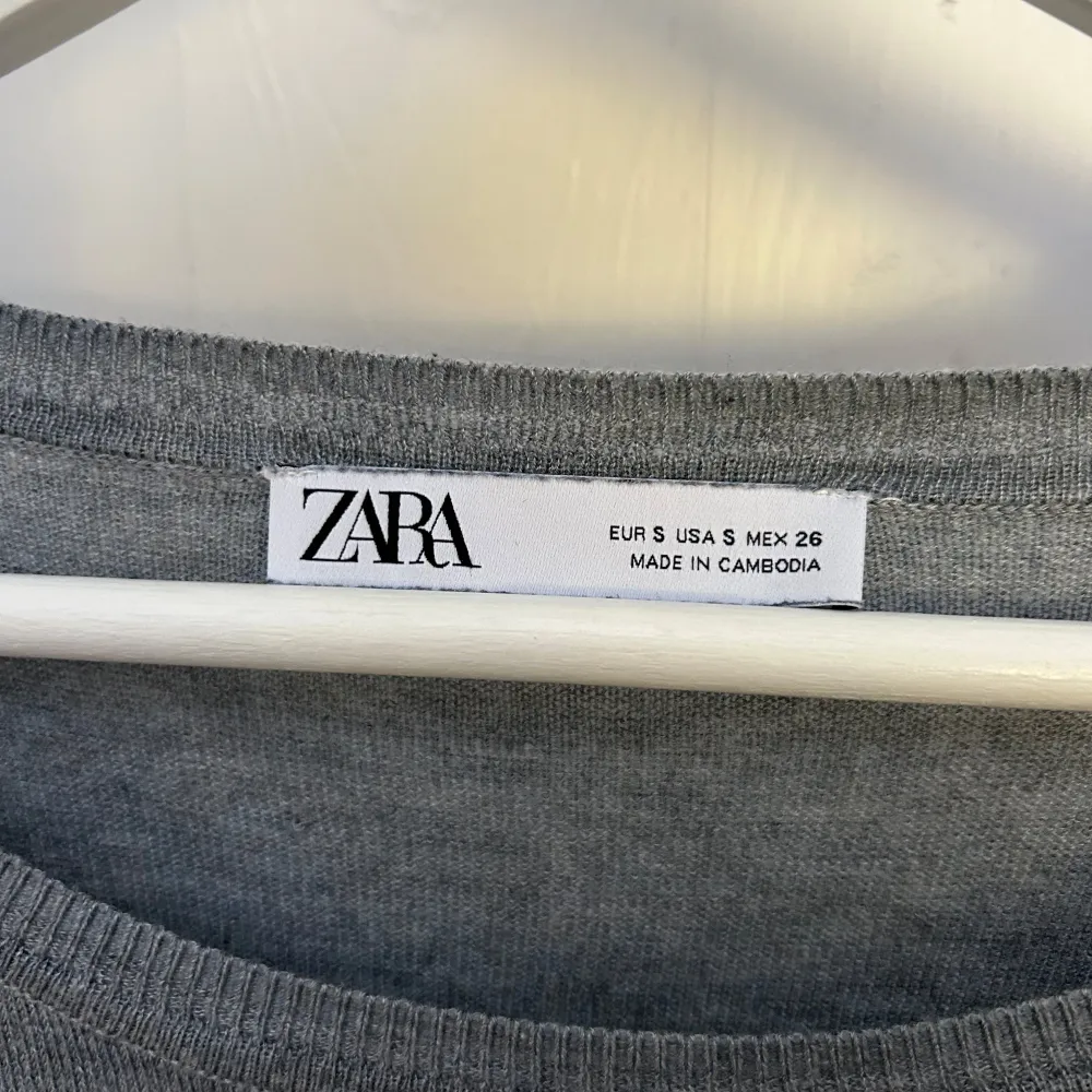 grå tröja från zara, superskön, storlek S. Yläosat.