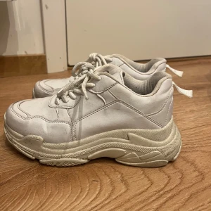 Nelly sneakers - Använd fåtal gånger, hög sula. Lite smutsiga men det borde vara lätt att få bort