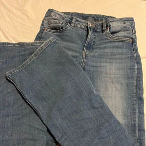 Low waist jeans - Fina Liw waist jeans som har blivit använda 1-2 gånger, säljer då jag har för många🌟