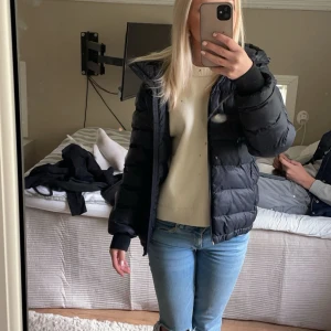 Peakperformence jacka - Säljer min peak jacka då jag vill ha en ny. Använd 1 vinter men är i super skick