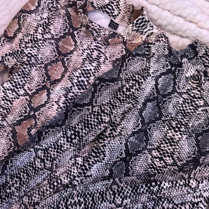 Shein Snakeprint tajta tröjor - Jättefina tajta stretchiga tröjor från Shein. Säljer dem tillsammans för 49 kronor. Man kan köpa enskilt om man önskar och priset kan diskuteras då.